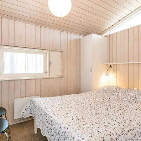 Awesome In Aakirkeby With Kitchen 度假居 *
