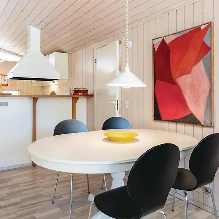 度假居 Awesome In Aakirkeby With Kitchen