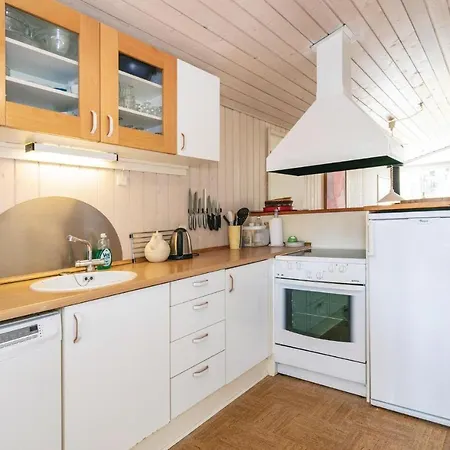度假居 Awesome In Aakirkeby With Kitchen Vester Somarken