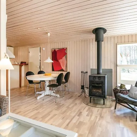度假居 Awesome In Aakirkeby With Kitchen